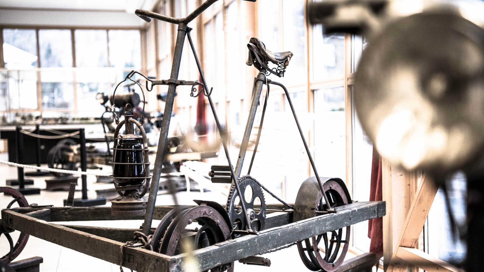 フロム鉄道博物館で展示されている古いレールサイクルドライジーネ（人力二輪車）やその他の鉄道機器