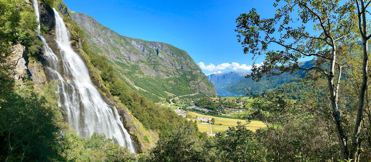 Brekkefossen til høyre, utsikt mot Flåm og Aurlandsfjorden i midten og bjørkeskog til høyre