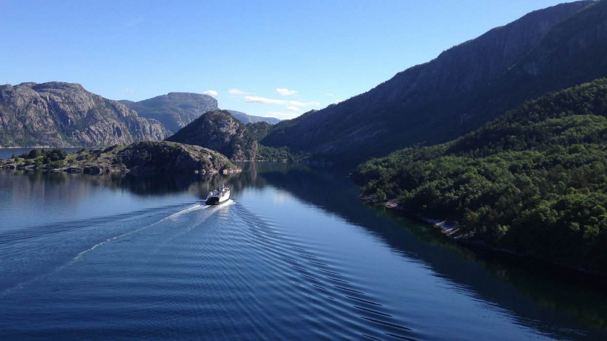Eine Autofähre für Touristen an einem schönen Sommertag auf dem Lysefjord
