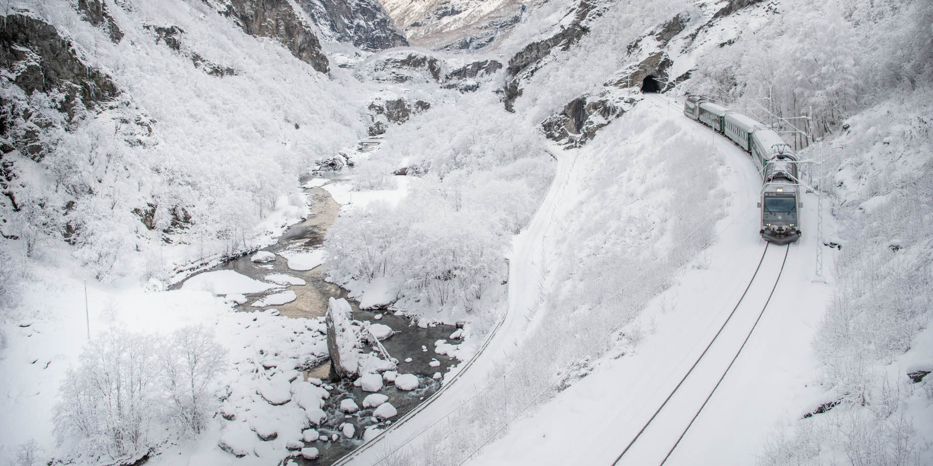 冬季风景中的弗洛姆铁路。 