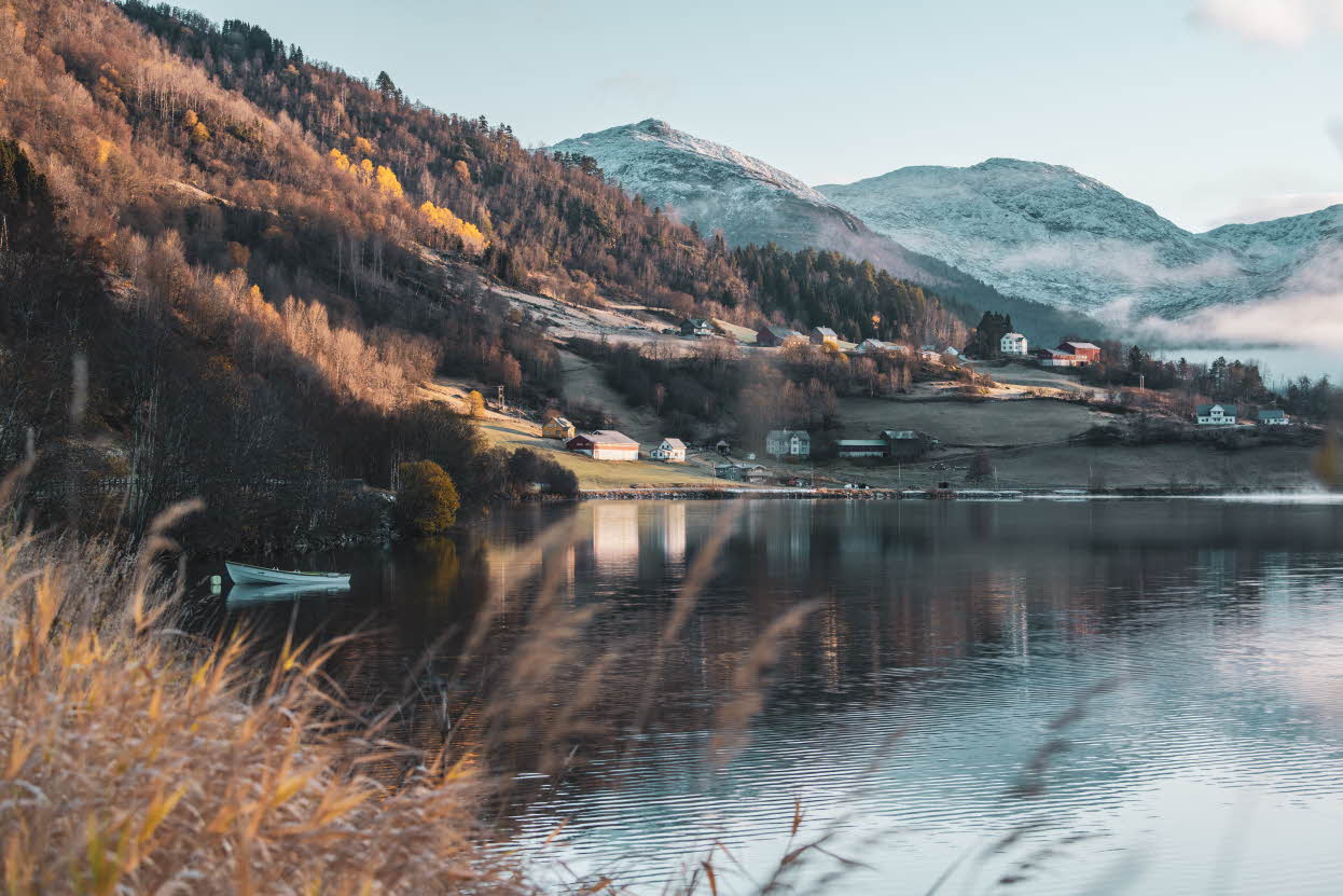 Høstdag ved Oppheimsvatnet mellom Flåm og Myrkdalen