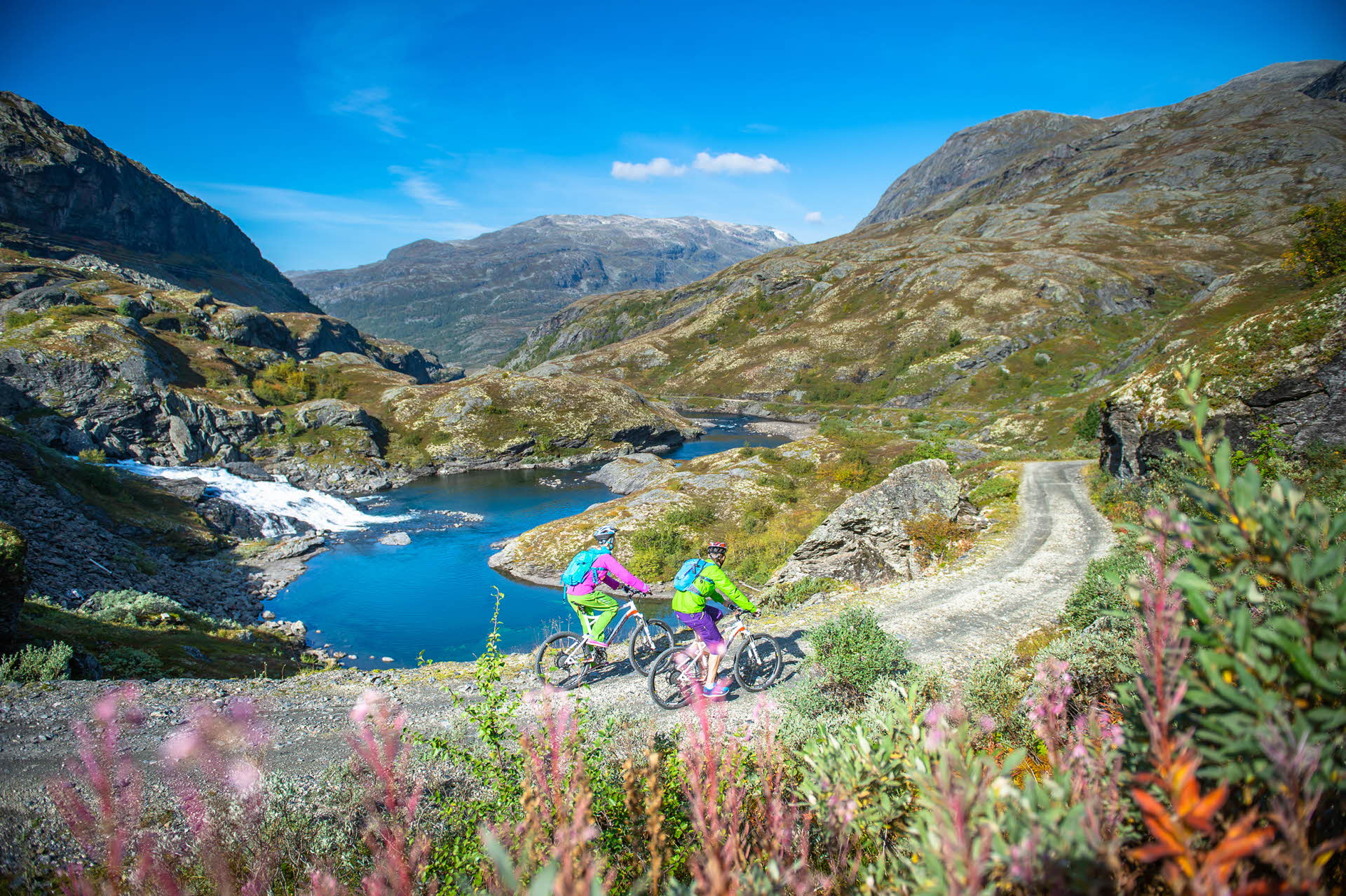Two cyclists on Rallarvegen between Finse and Myrdal