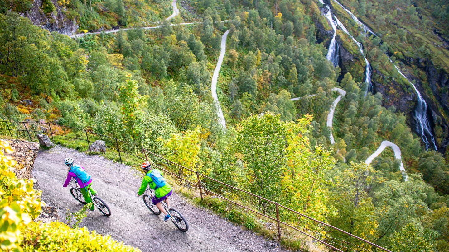 sykle-rallarvegen-fra-finse-til-fl-m-norways-best