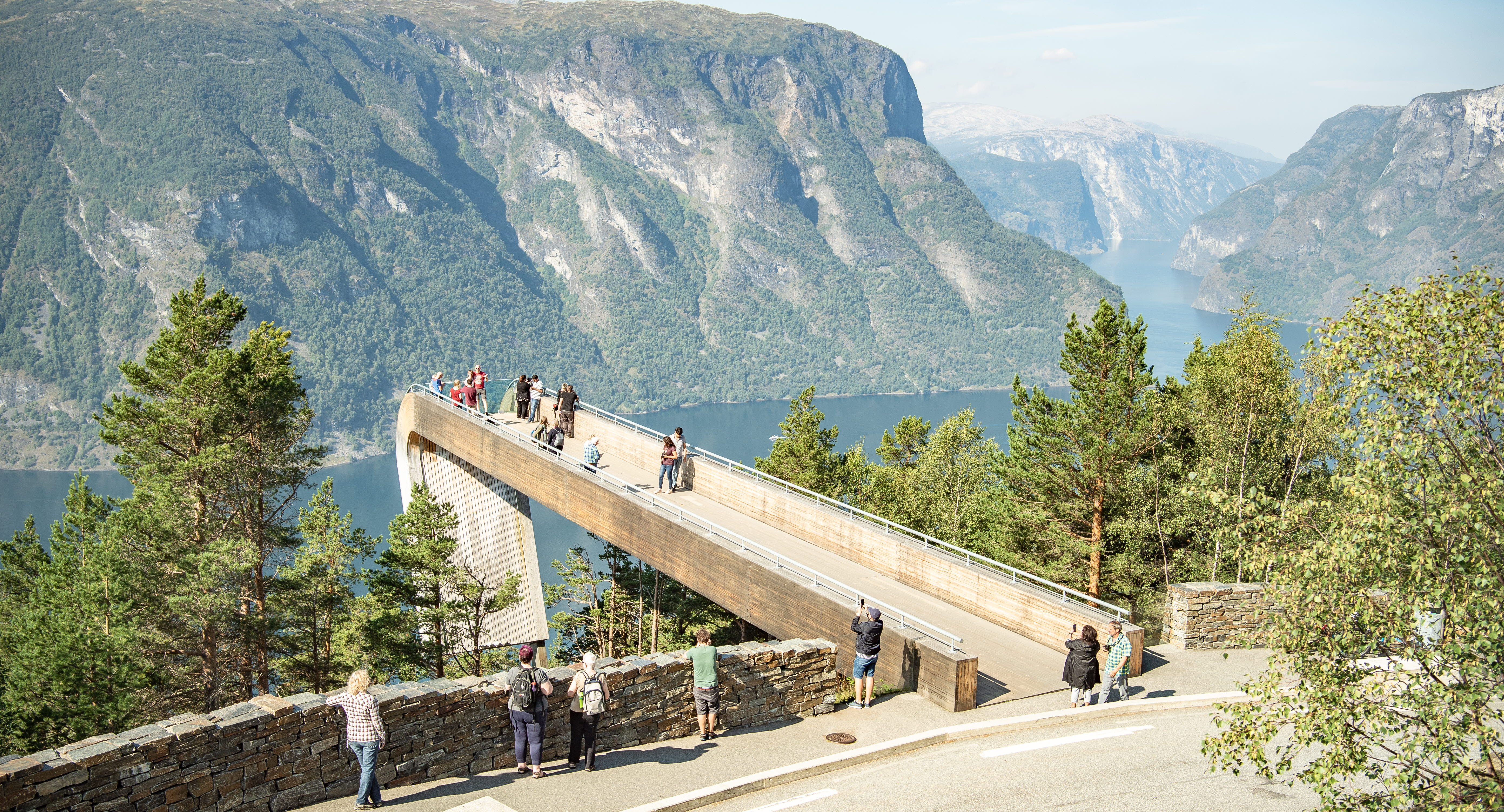 Touristen auf und neben der Aussichtsplattform Stegastein über dem Aurlandsfjord