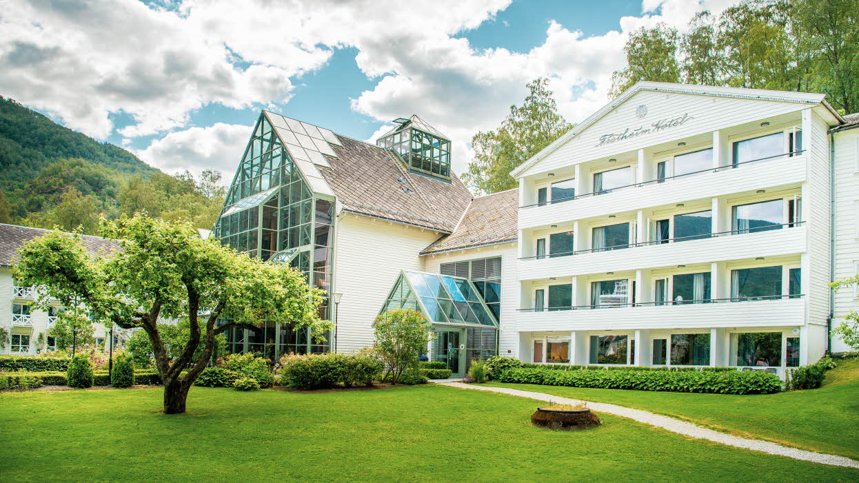 Fretheim Hotel med epletre i hagen