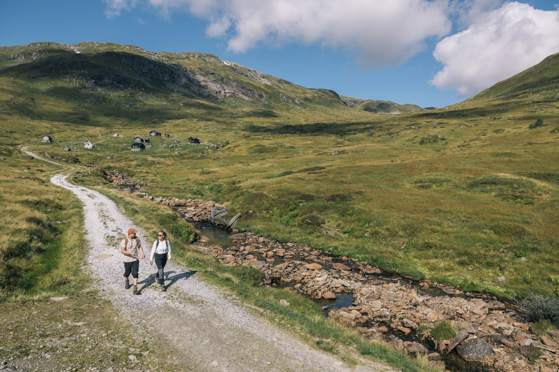 Drei Kinder springen einen Felsen am Berg in Myrkdalen hinunter