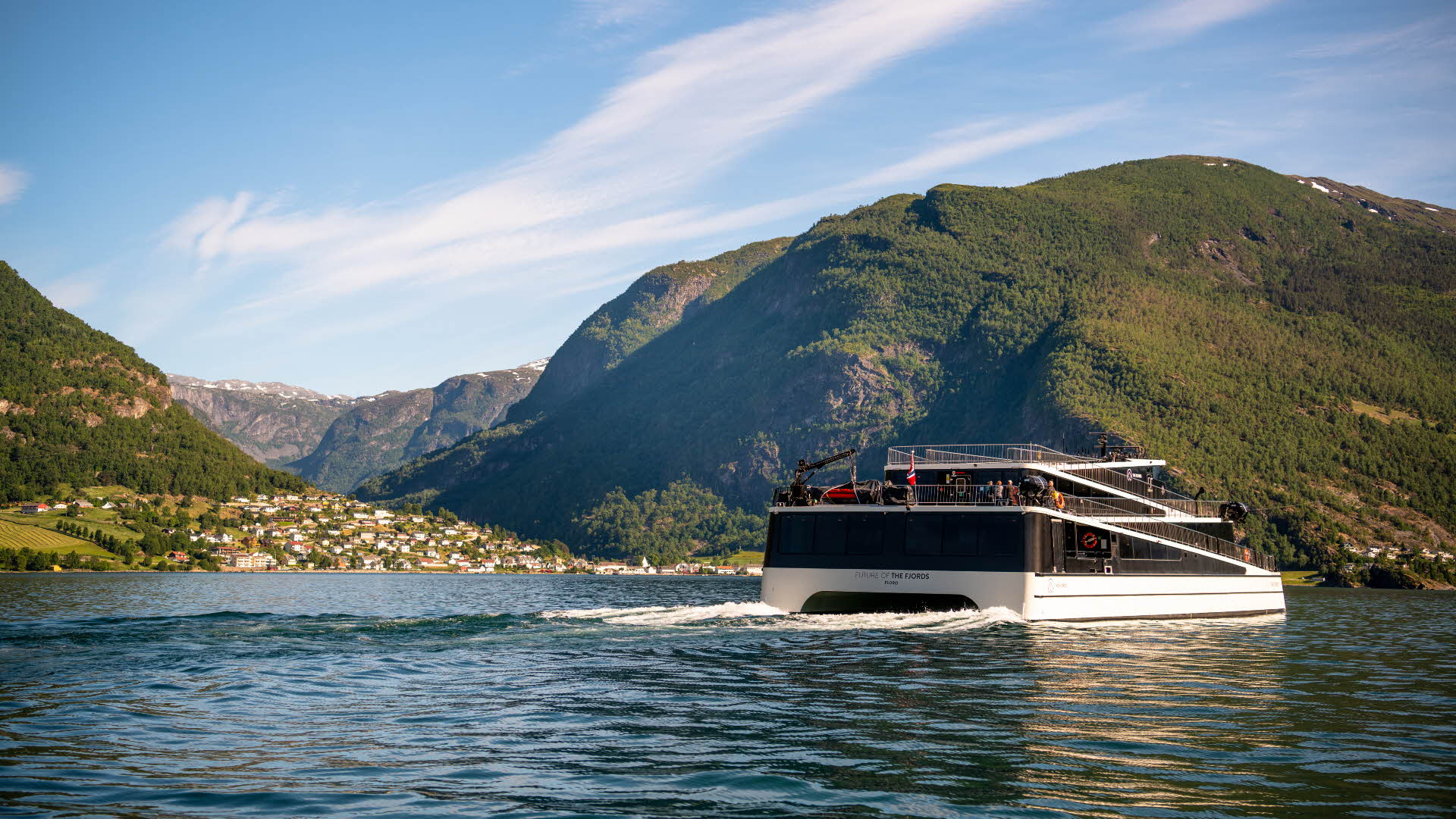 Le bateau Future of The Fjords devant Aurland et le fjord en été
