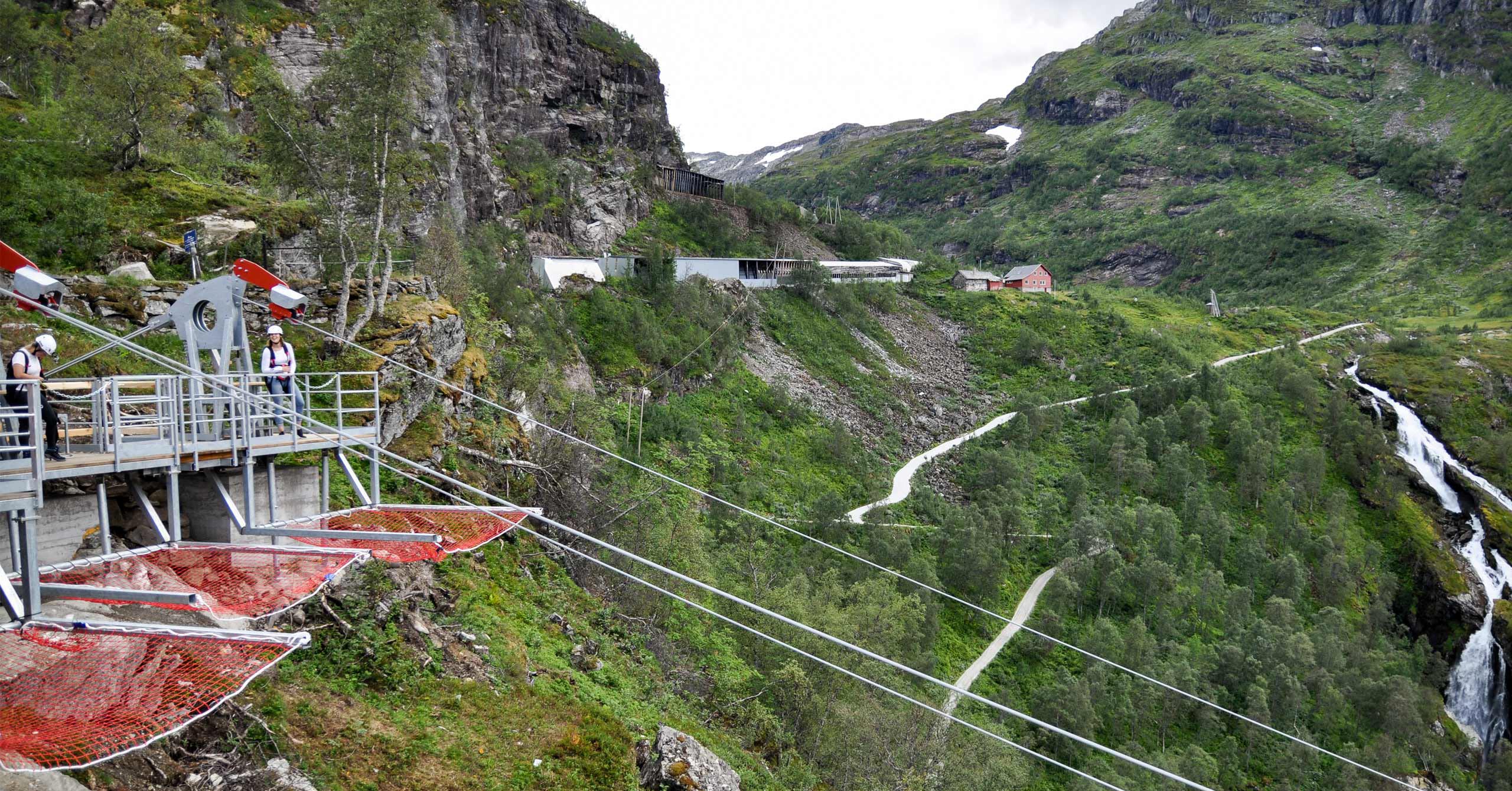 Deux personnes se préparant à se lancer sur la tyrolienne de Flåm