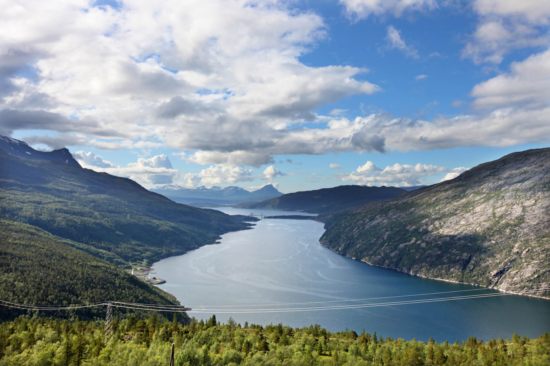 Vue estivale du fjord de Rombaken et des montagnes entourant Narvik.