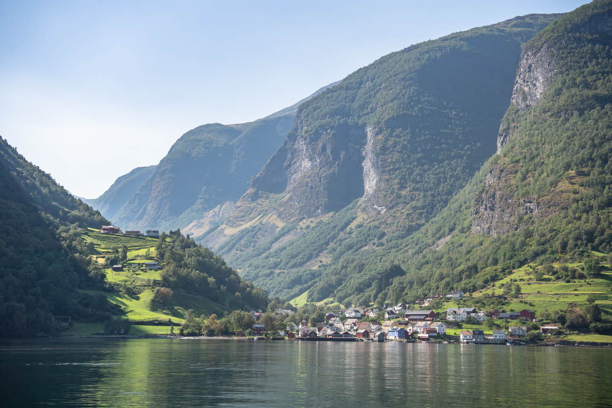 Undredal vu du fjord, avec en toile de fond les montagnes escarpées