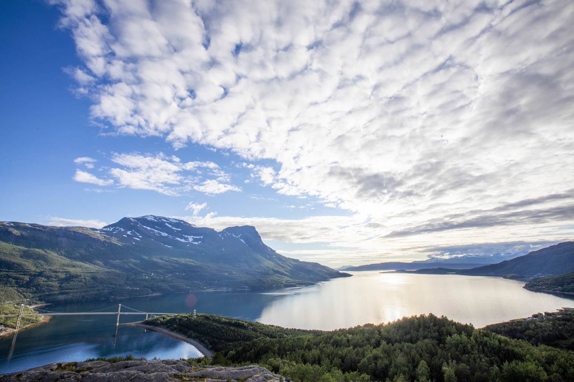 Vue sur le fjord Rombaken par temps ensoleillé. Montagnes et forêts. 