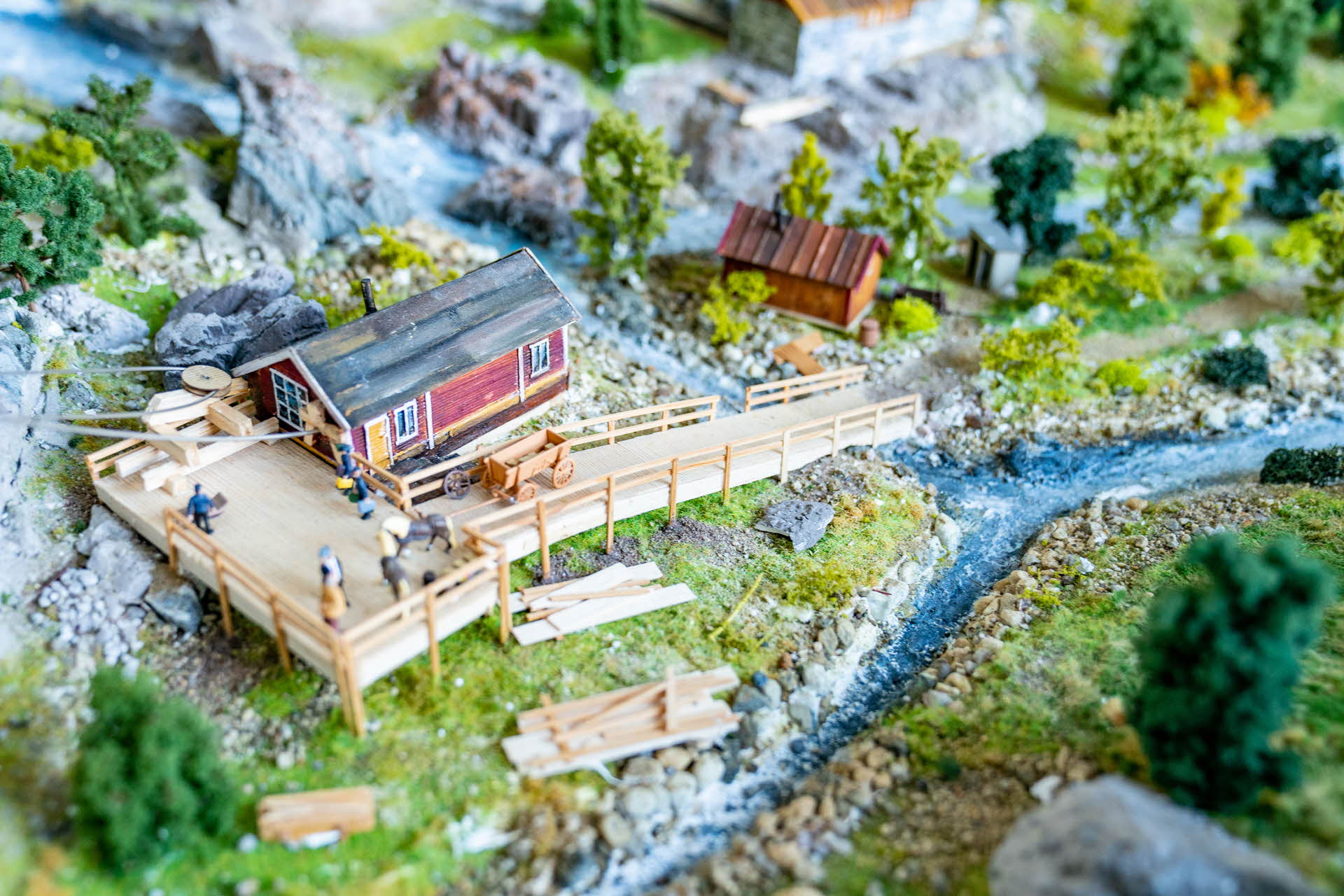 オーフォート鉄道の建物模型。小川のそばにあるプラットフォームの付いた家。