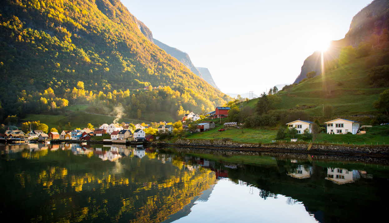Blick vom Aurlandsfjord auf Undredal an einem schönen Sommertag