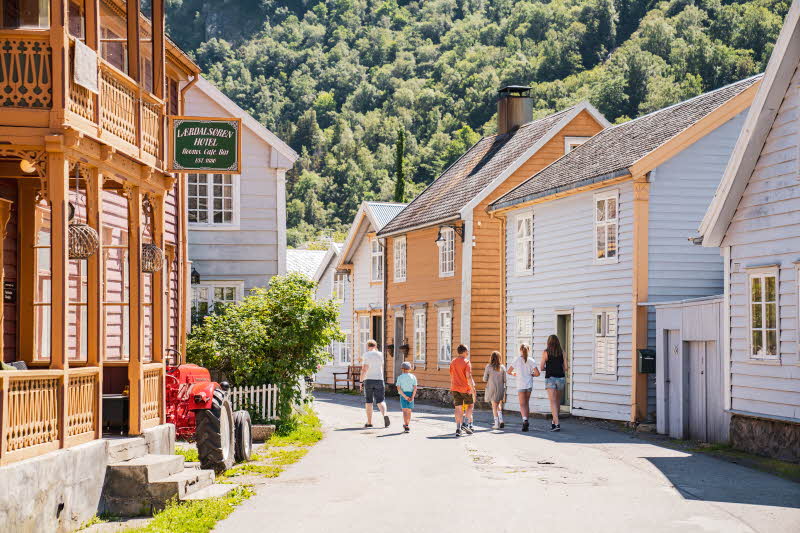 Historic guided walk in Old Town Lærdal