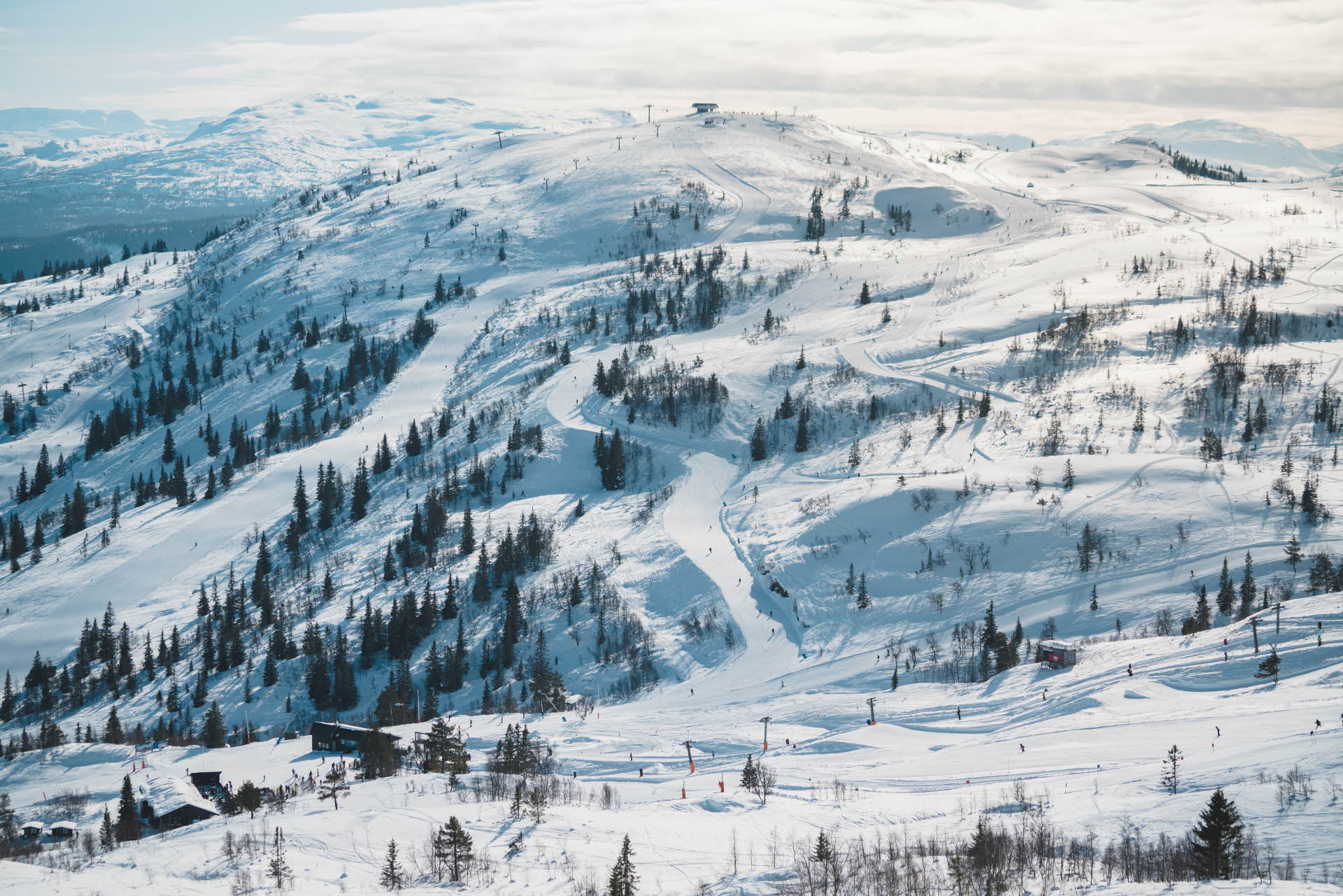 Blick auf die Skipisten des Voss-Resorts nahe der Bergstation Voss-Gondelbahn in einem schneebedeckten Winterwald.