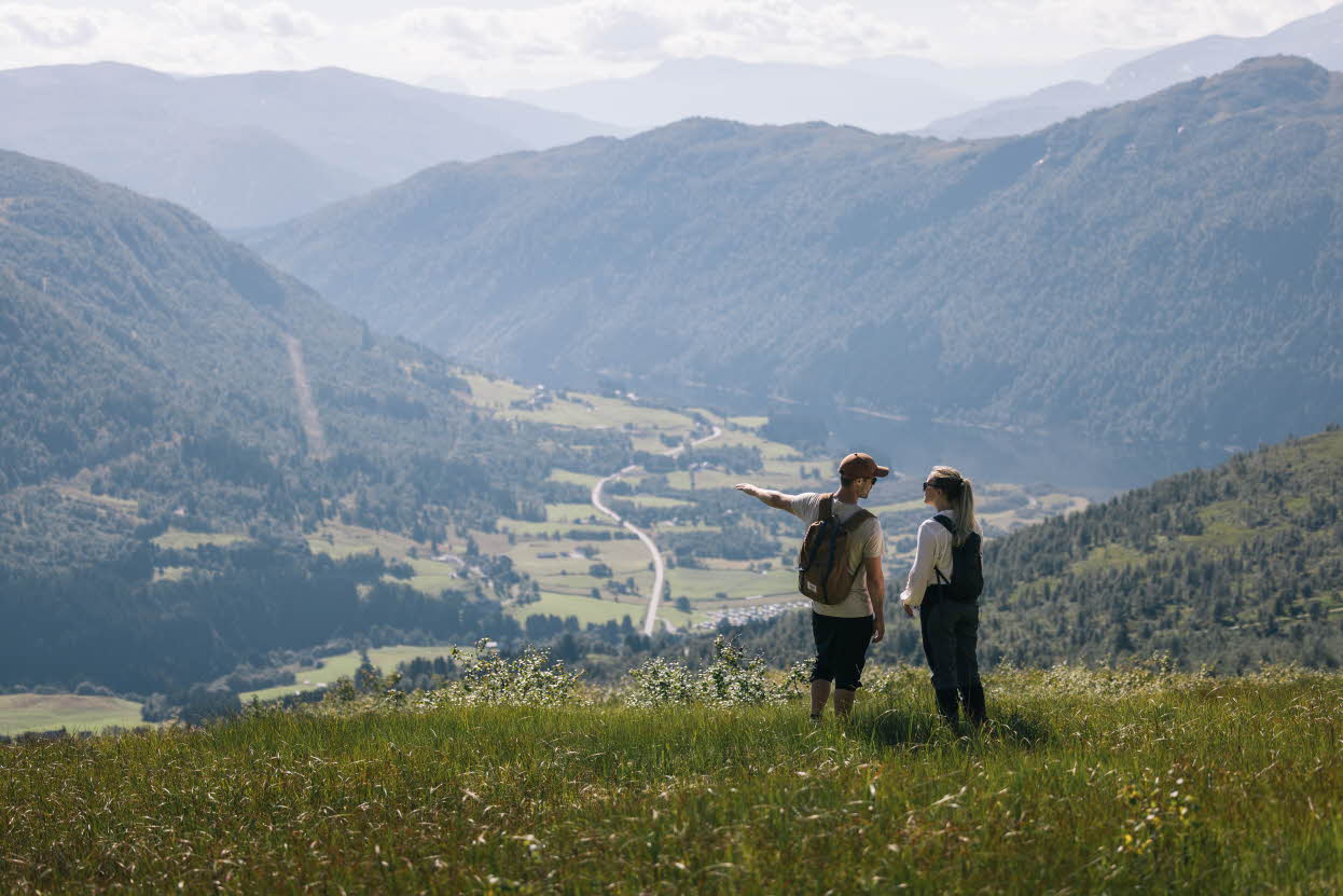 Trois enfants se tenant par la main lors d’une excursion en montagne à Myrkdalen