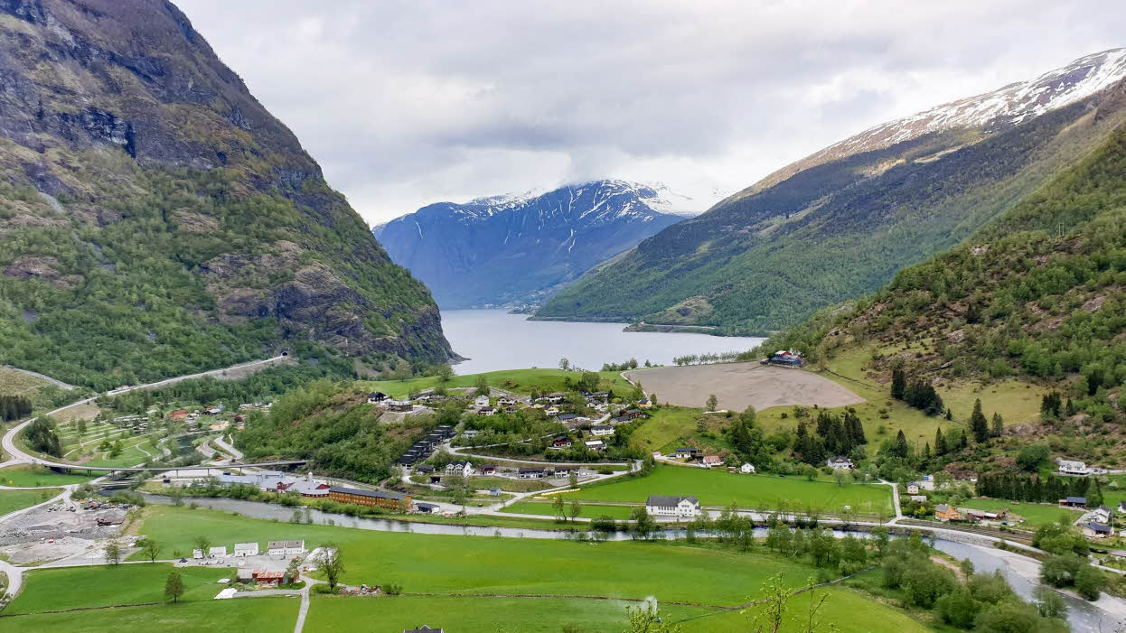 Blick auf Flåm und den Aurlandsfjord vom Brekkefossen aus