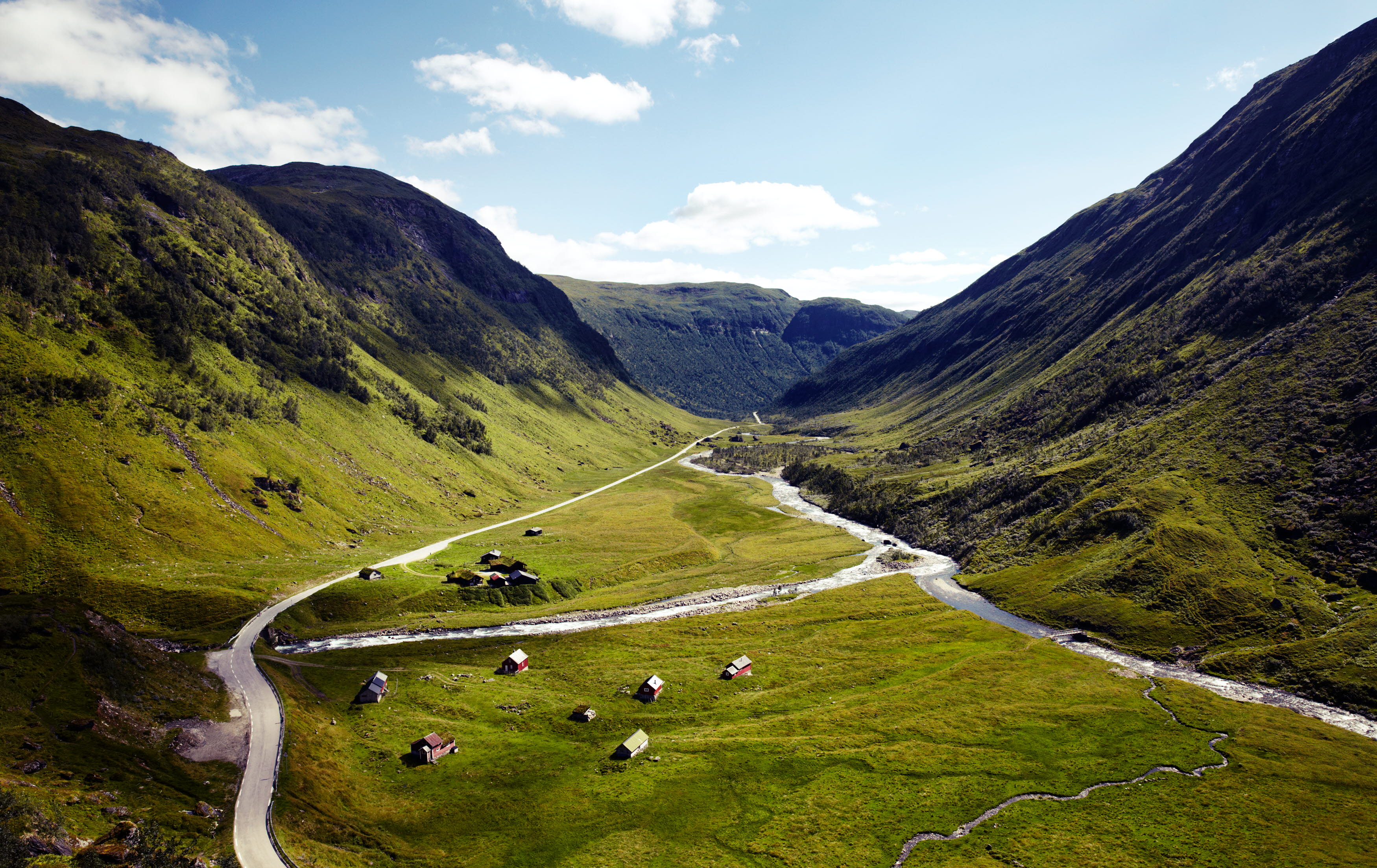 La route nationale 13 et les fermes de Holo et Kvassdalen, vues de Vikafjell