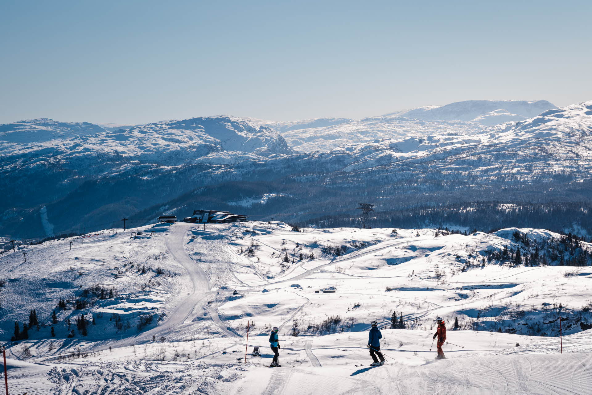Skifahrer oberhalb der Bergstation der Voss-Gondelbahn mit Blick auf das Winterwunderland der Skipisten des Voss-Resorts.