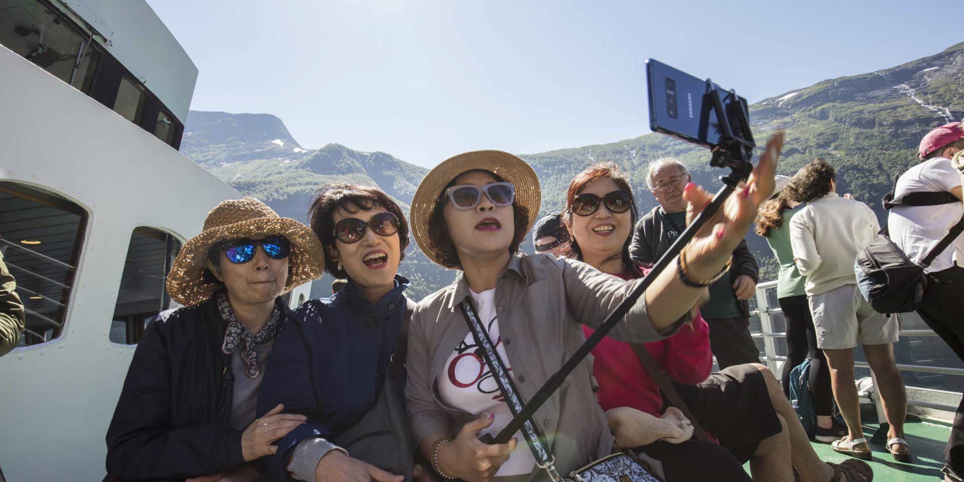Quatre femmes prennent un selfie sur un ferry à Geiranger