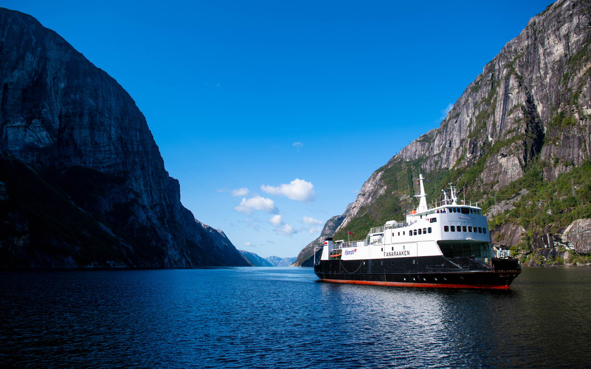 The coach ferry sailing the Lysefjord 