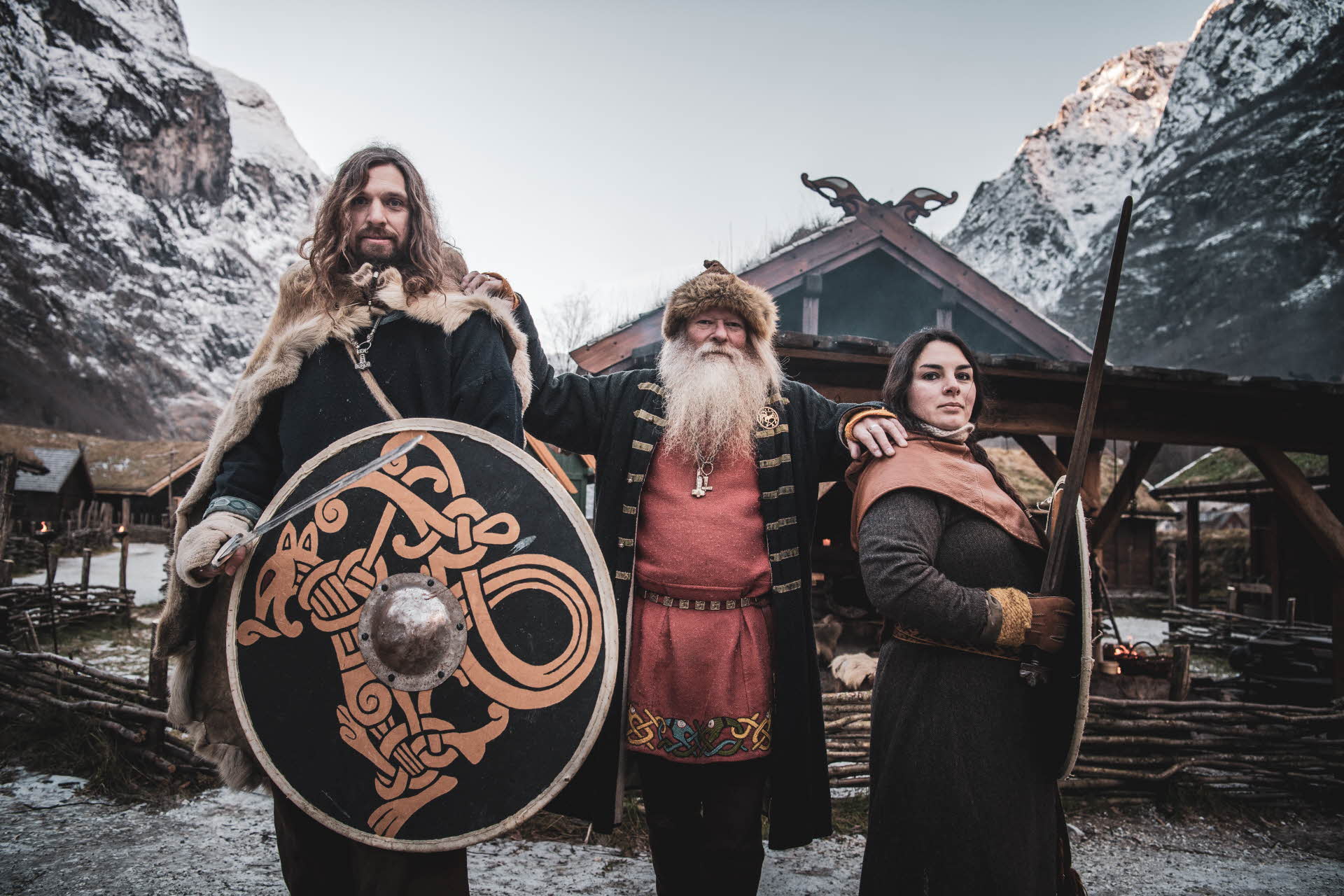 Trois Vikings dans la vallée viking à Gudvangen. Tenant épée et bouclier