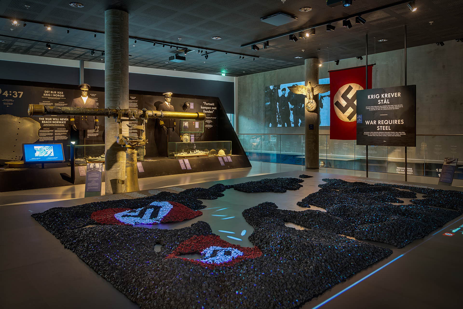 Utstilling dekorert med nazi-flagg på Krigsmuseet i Narvik. 