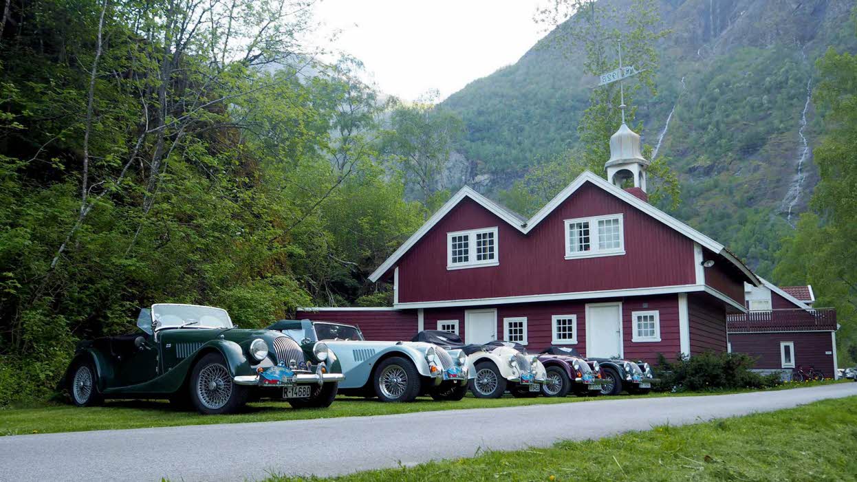 Des voitures anciennes garées devant l’ancien entrepôt, à Flåm