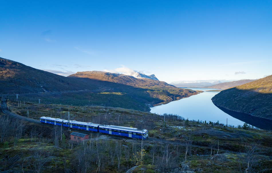 A train on the Ofot line on a sunny autumn day