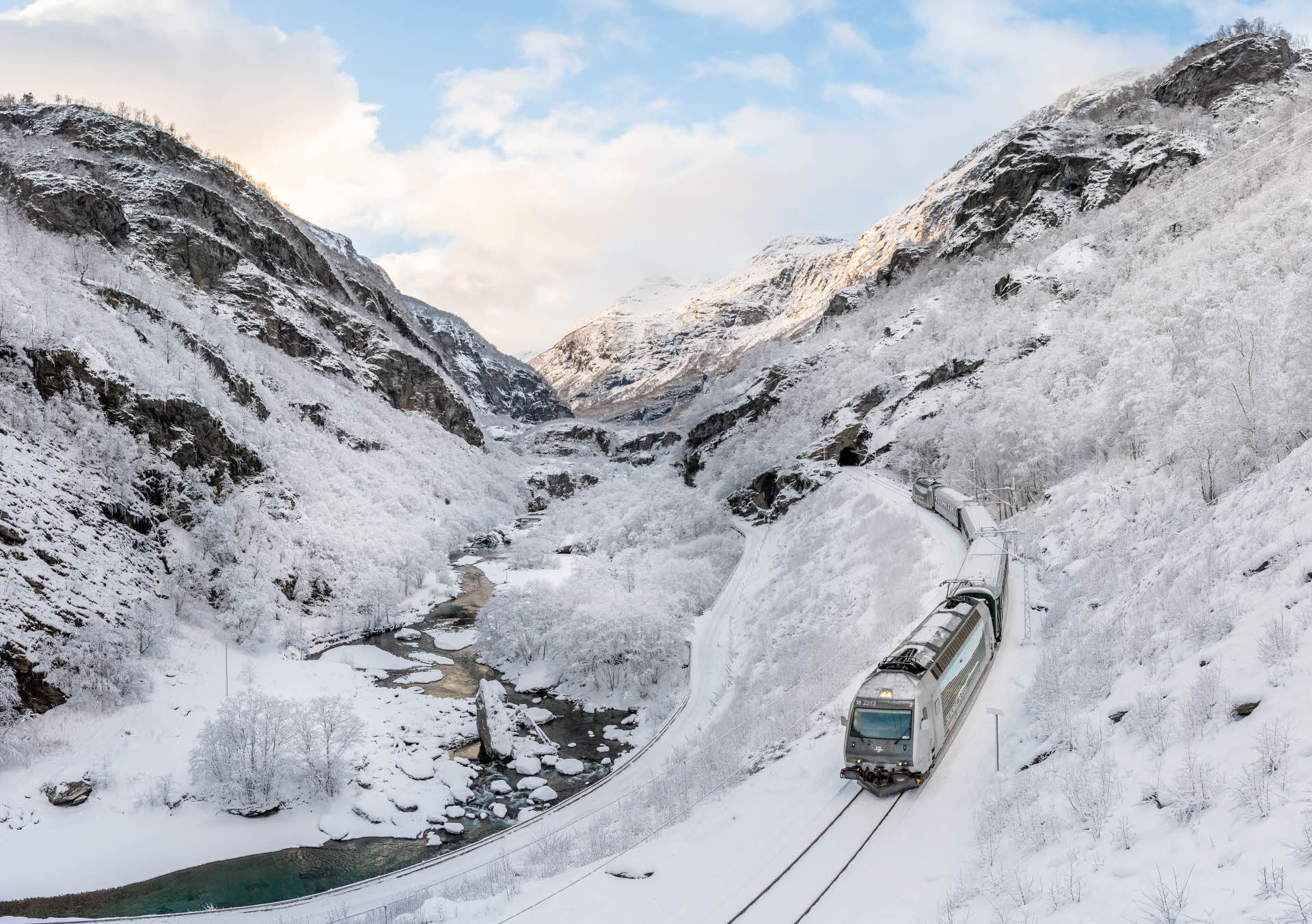 雪に覆われた渓谷でフロム川に寄り添うフロム鉄道