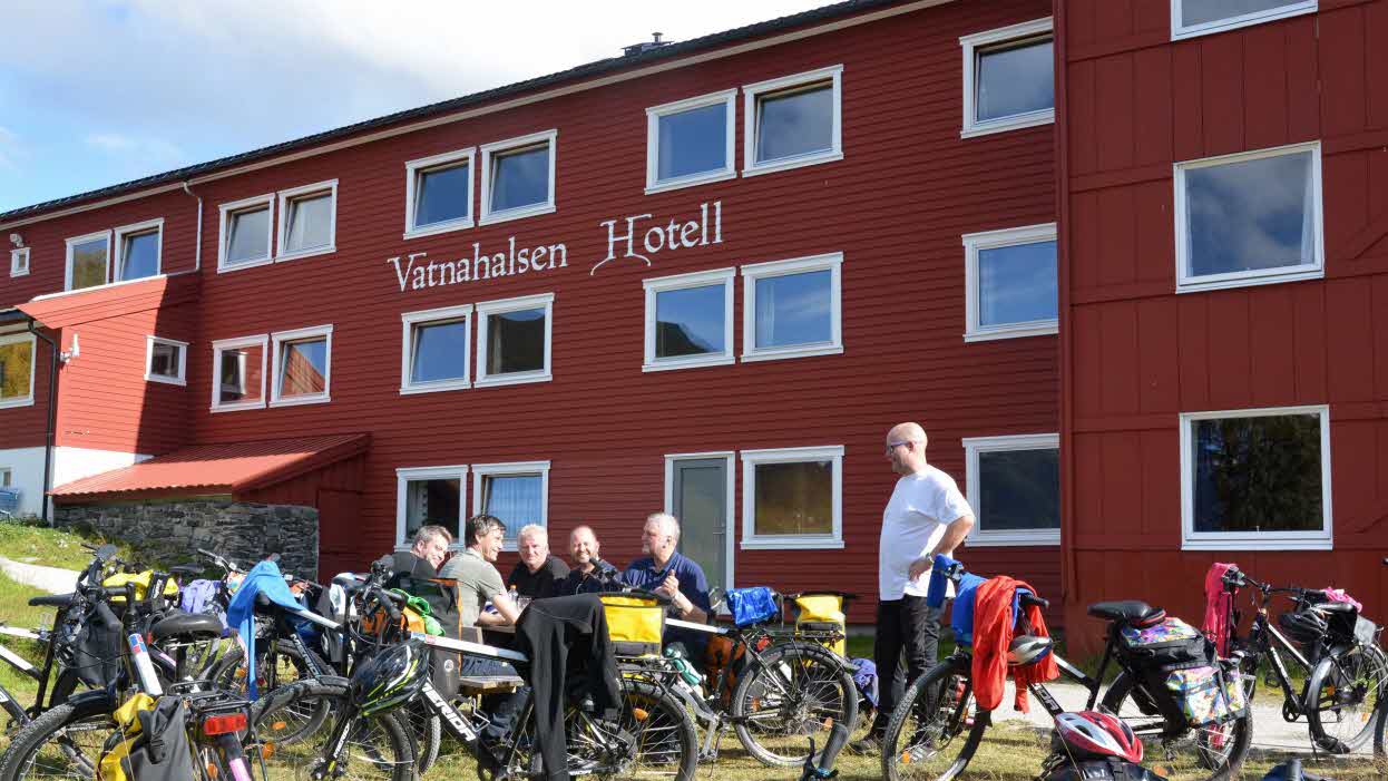 Radfahrer machen vor dem Hotel Vatnahalsen eine Pause