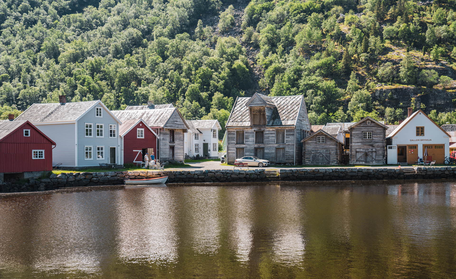 Blick auf den Kai von Lærdal mit nah beieinander stehenden Holzhäusern