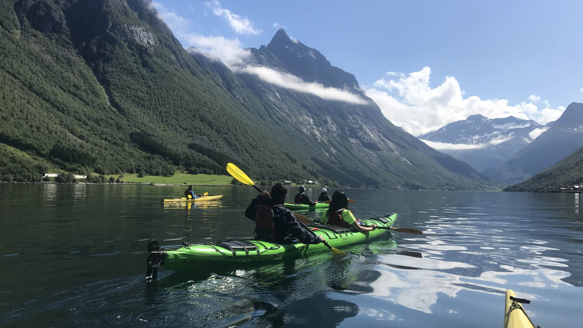 To personer i tandemkajakk padler på Norangfjorden