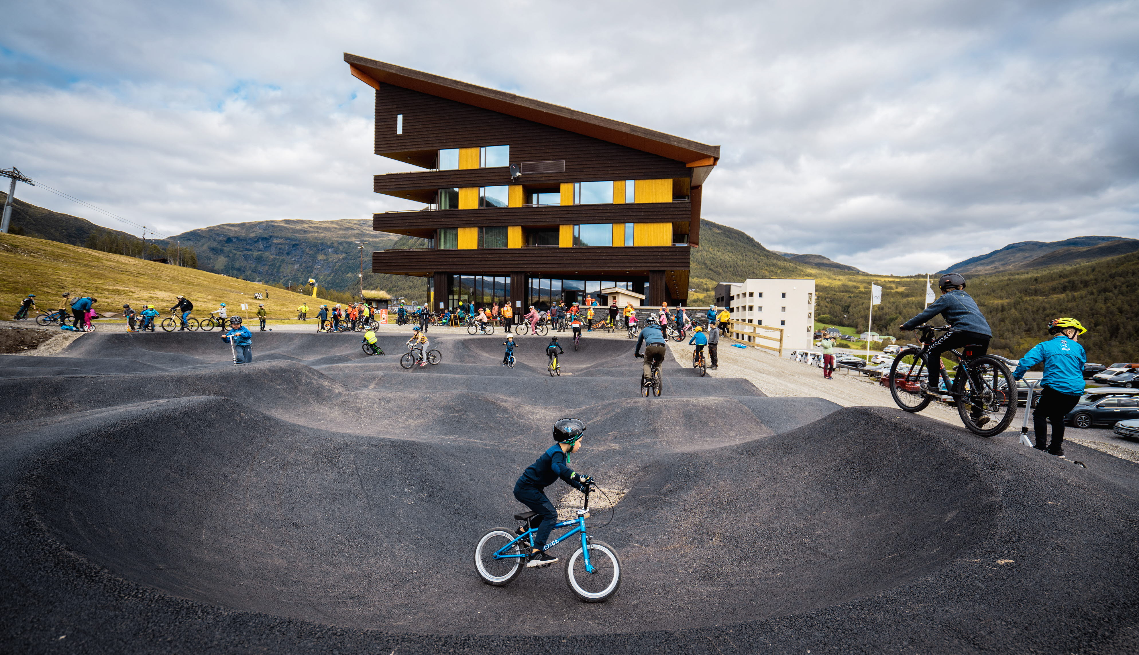 Des enfants faisant du vélo sur le pump track en face du Myrkdalen Hotel