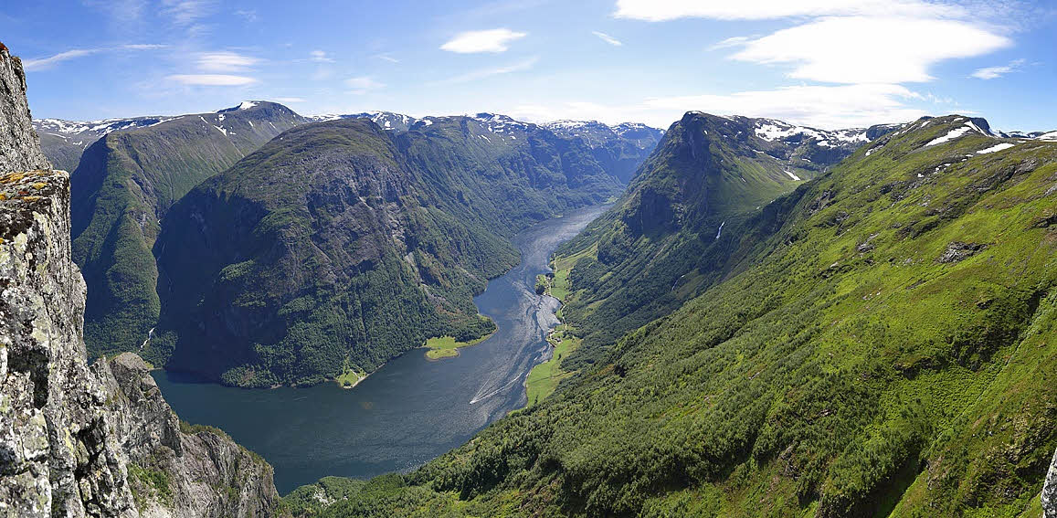 Utsikt mot Nærøyfjorden fra Breiskrednosi på sommer