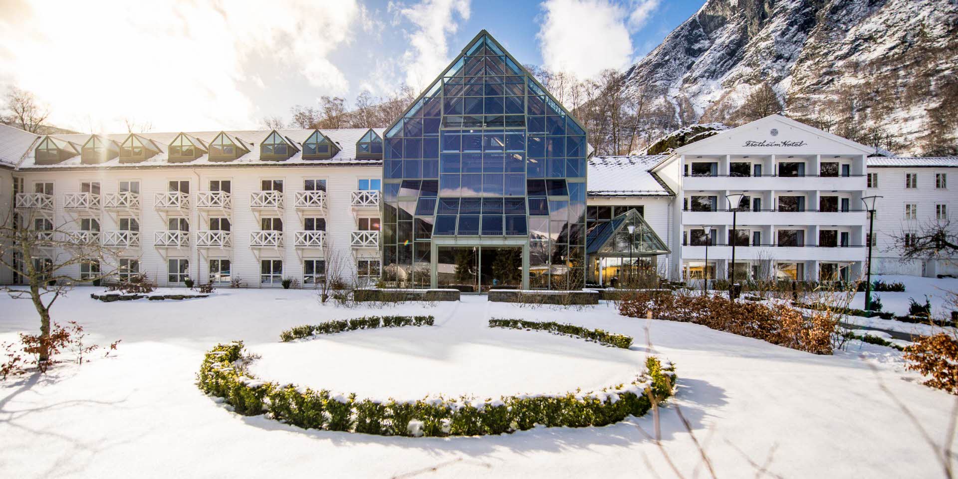 Fretheim Hotel sett fra vegen på vinteren med snø i hagen