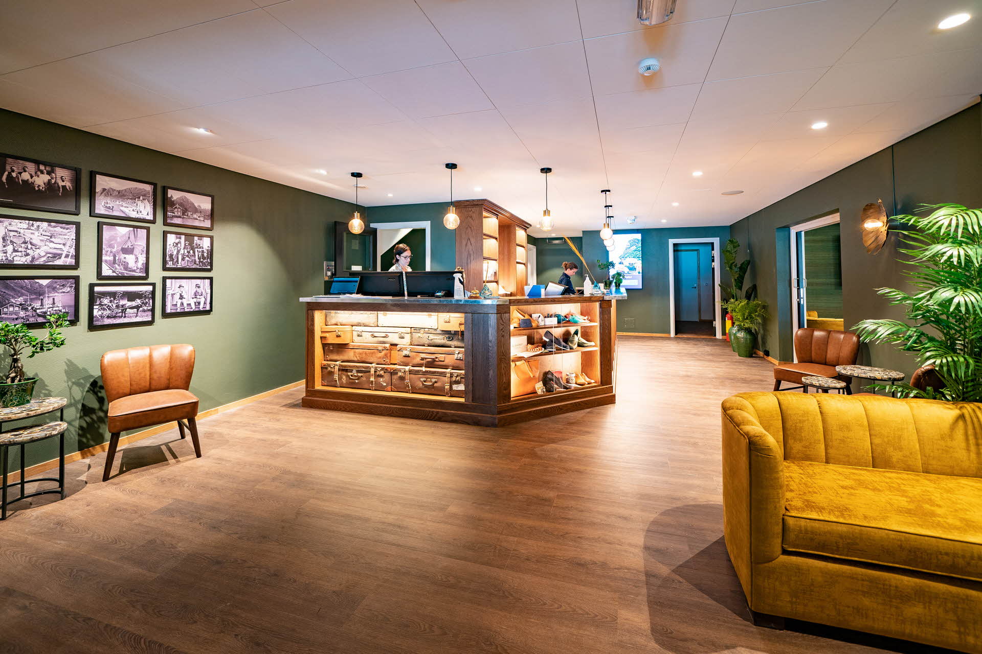 Recepción moderna de estilo escandinavo vintage en el interior del Hotel Aurlandsfjord en tonos verde y marrón.