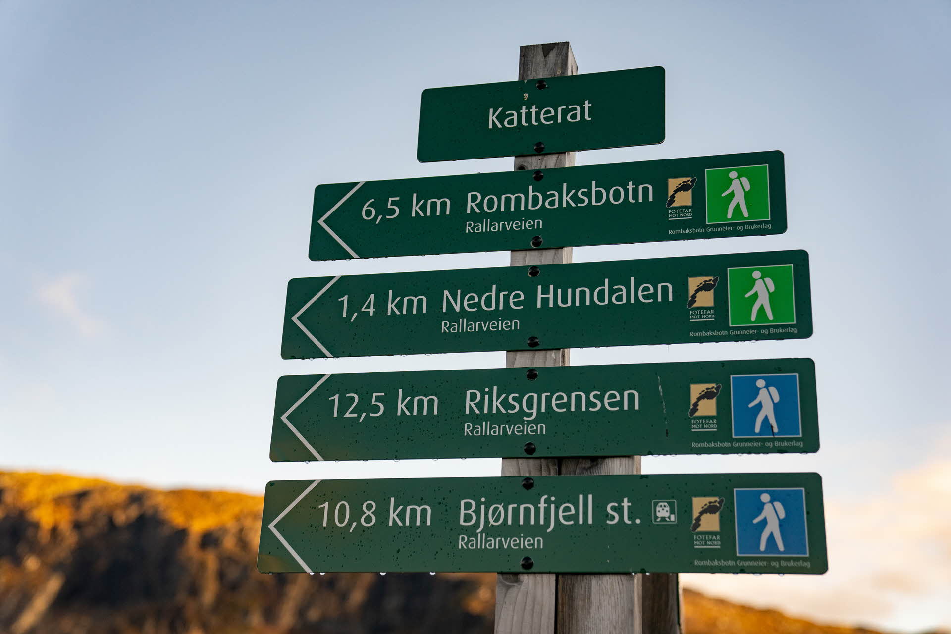 ナルヴィク郊外のララルヴェーゲン近くにあるハイキングコースの標識