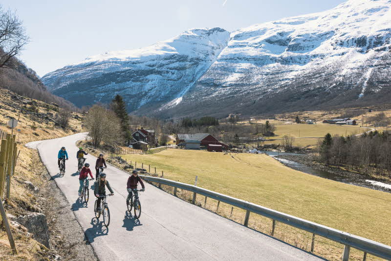 Experience Kongevegen: Bicycling, Borgund Stave Church and hiking