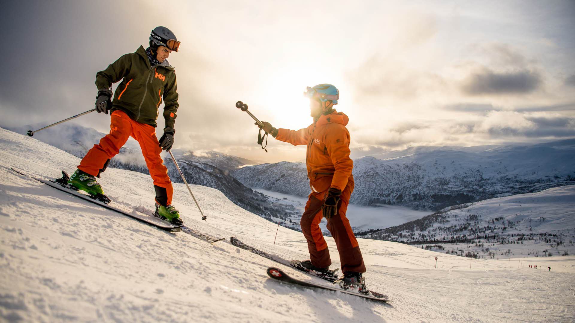 Un moniteur de ski et un élève pendant un cours de ski à la station de montagne de Myrkdalen