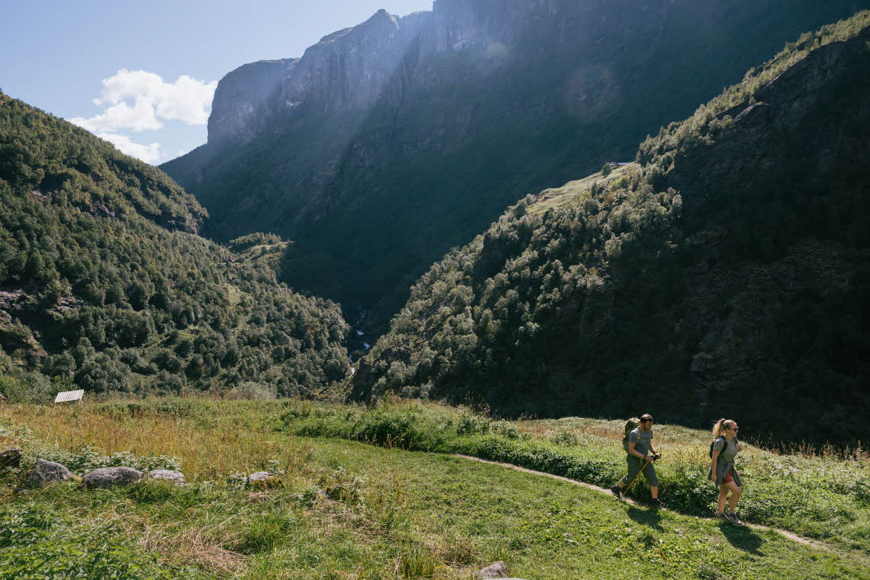 Trois touristes debout dans une gorge, dans la vallée d’Aurland