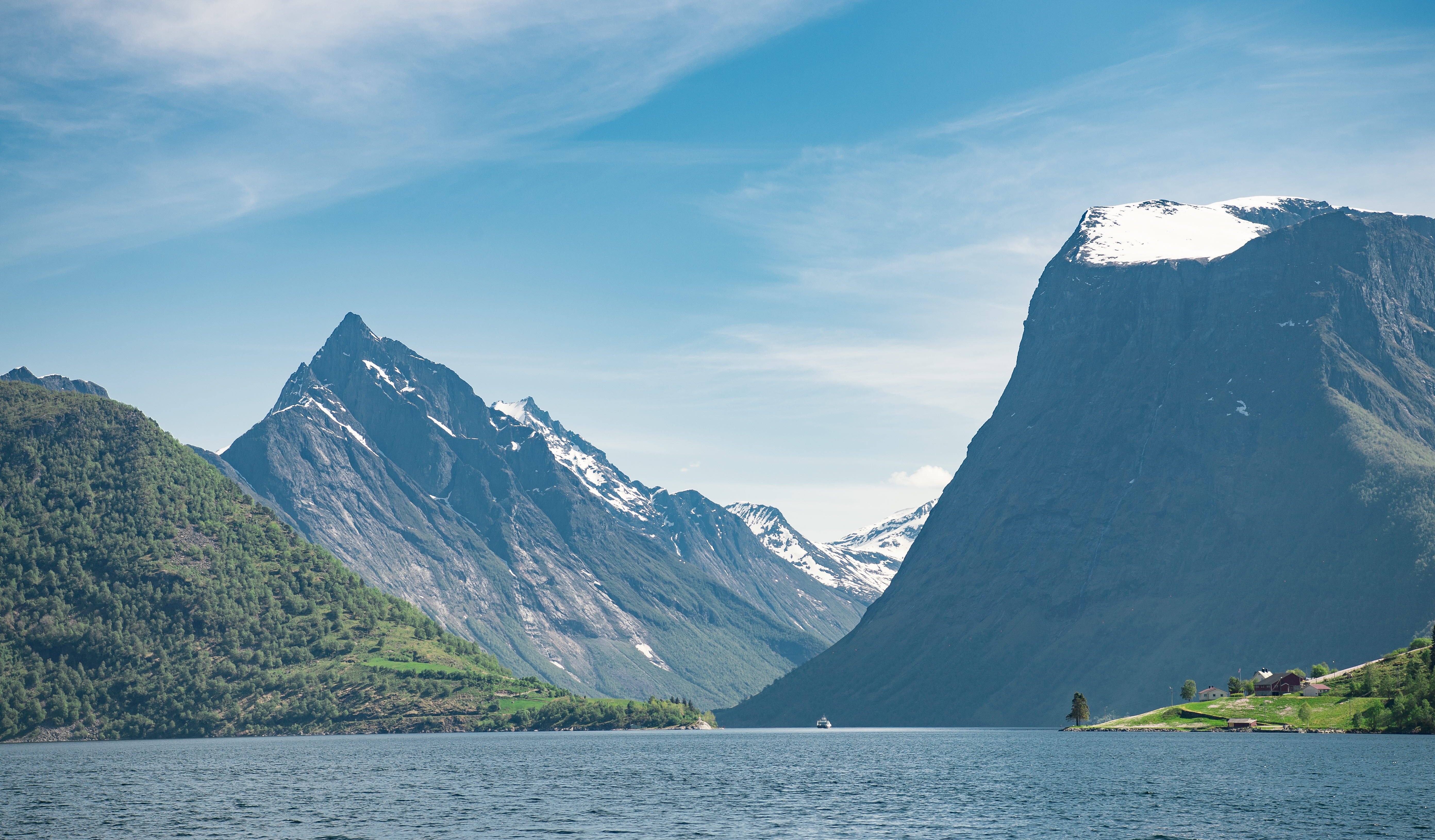 Sunnmørsalpene med Slogen i midten fra Hjørundfjorden
