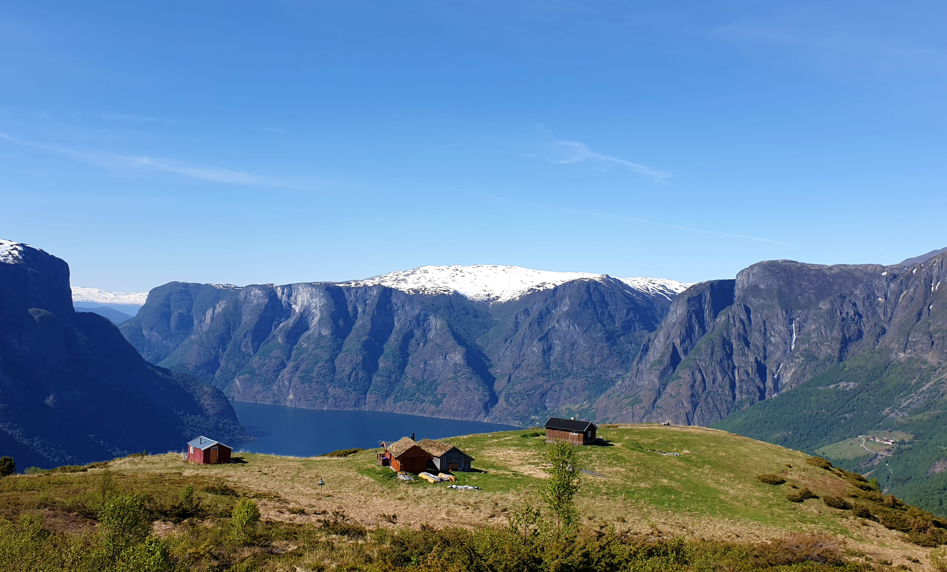 Der Berghof Hovdungo über dem Aurlandsfjord