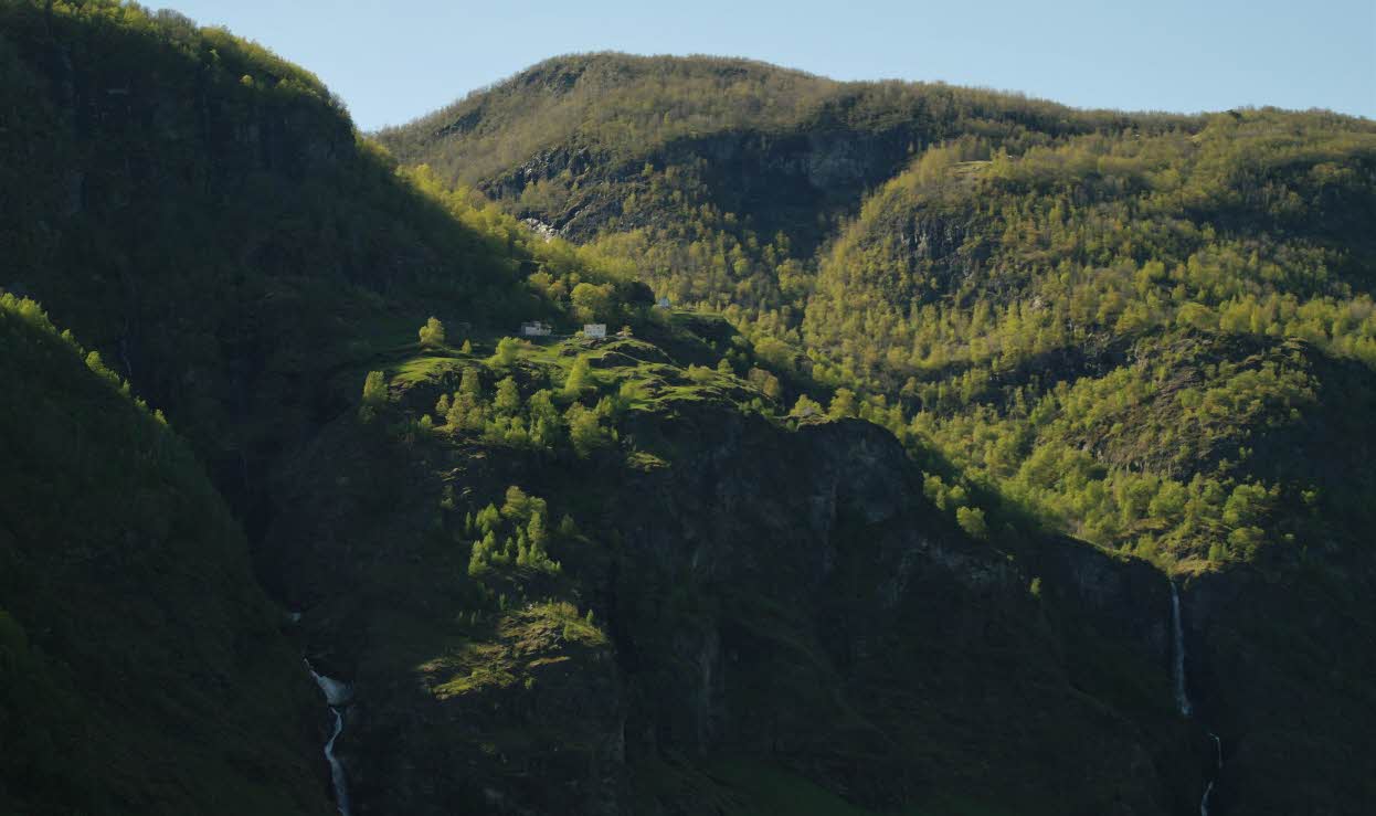 Stigen gård, au-dessus de l’Aurlandsfjord, avec une forêt dense et deux cascades à proximité