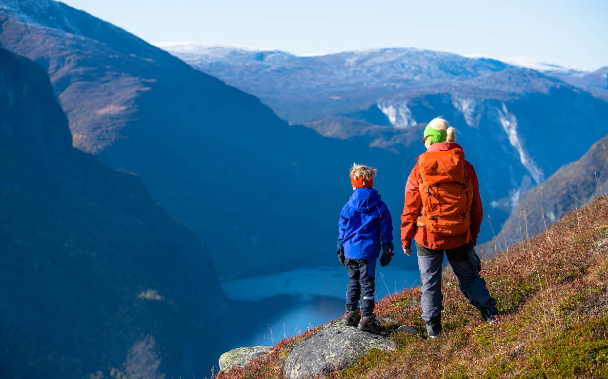 Un garçon et une femme regardant vers le bas en direction de l’Aurlandsfjord sur leur chemin vers Prest