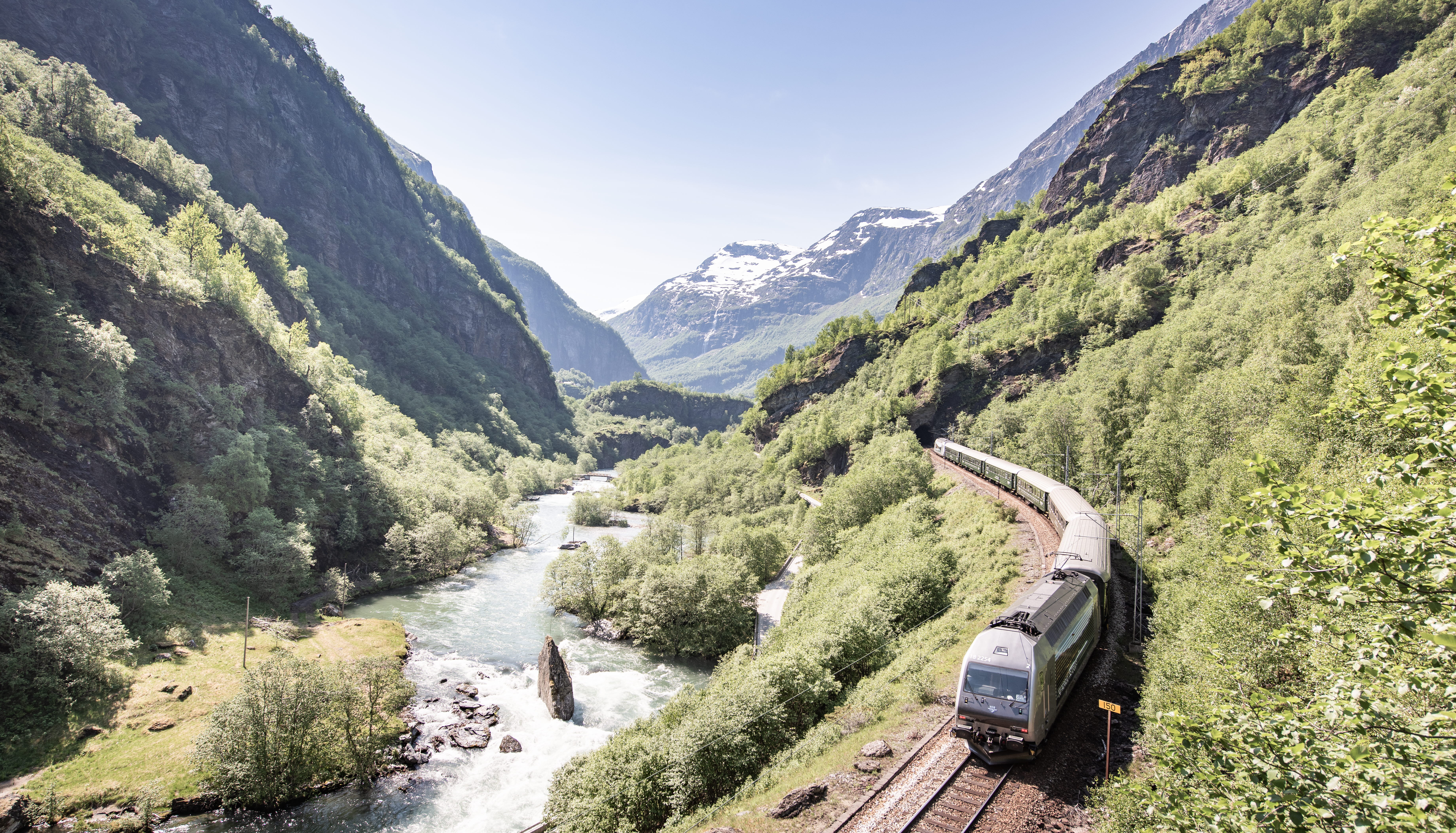 Le chemin de fer de Flåm au bord de la rivière dans la vallée de Flåm par une belle journée d’été